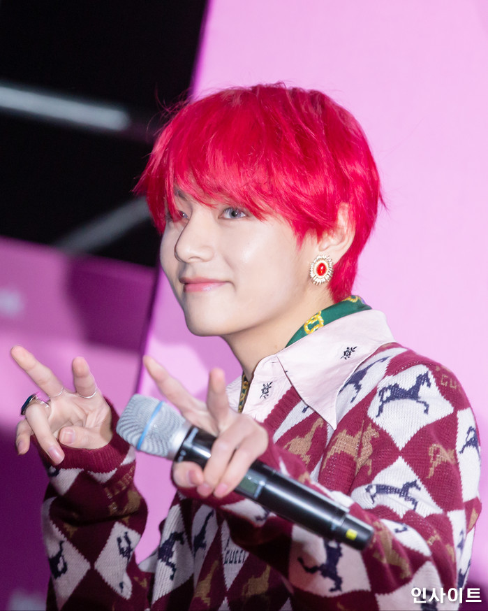 방탄소년단 뷔가 1일 오후 서울 구로 고척 스카이돔에서 열린 '2018 멜론 뮤직 어워드'에 참석해 레드카펫을 밟고 있다. / 사진=고대현 기자 daehyun@