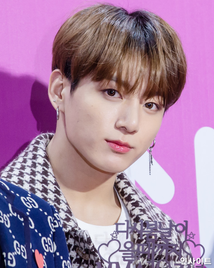 방탄소년단 정국이 1일 오후 서울 구로 고척 스카이돔에서 열린 '2018 멜론 뮤직 어워드'에 참석해 레드카펫을 밟고 있다. / 사진=고대현 기자 daehyun@