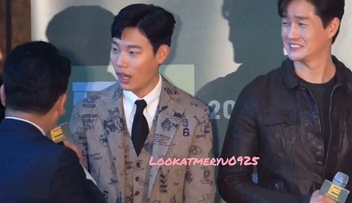 대학 떨어졌다는 팬 말에 꼭 안아주며 위로해준 ‘다정보스’ 류준열