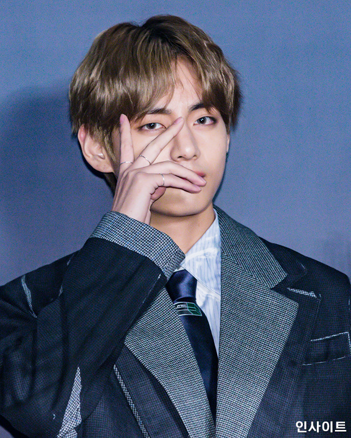 방탄소년단 뷔가 6일 오후 인천 남동체육관에서 열린 ‘2018 MGA (MBC 플러스 X 지니뮤직 어워드)’ 레드카펫 행사에 참석해 포즈를 취하고 있다. / 사진=고대현 기자 daehyun@