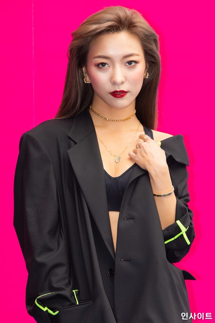 허리 라인 다 드러난 ‘브라탑’ 입고 등장해 패션위크 뒤집어 놓은 루나