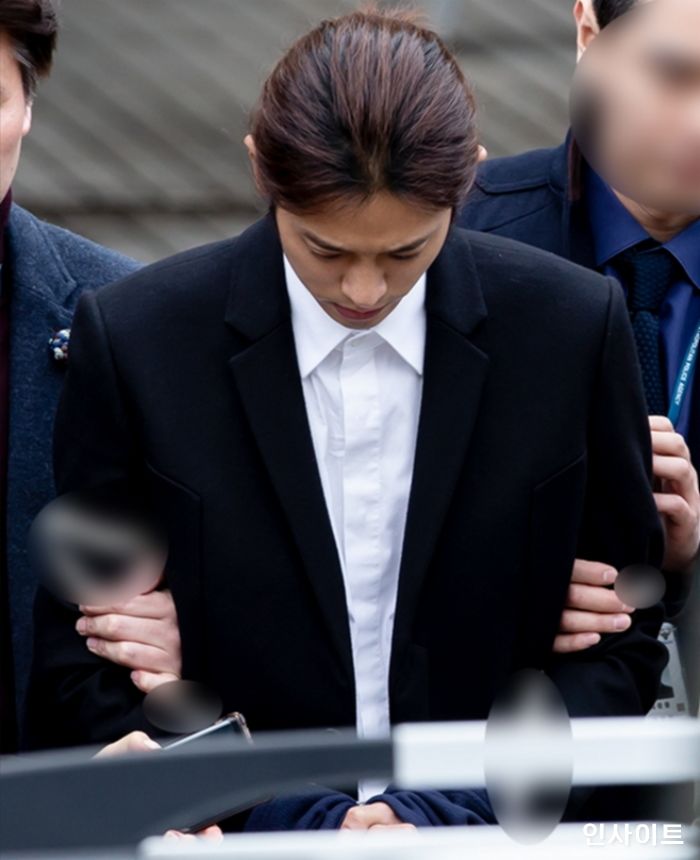 ‘포승줄’ 묶인 채 구치소로 들어가는 정준영