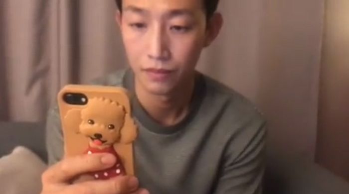 반려견 ‘푸푸’ 스마트폰(?)으로 쓰는 ‘요즘 제일 웃긴 남자’ 강기영