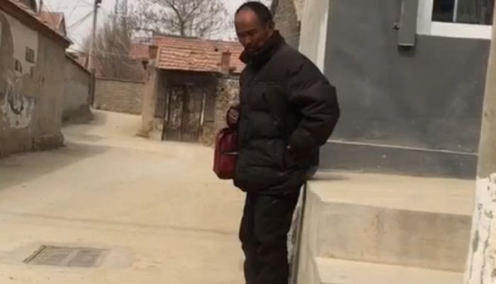 더러운 몰골 때문에 손자 ‘왕따’ 당할까 매일 학교 길목에 숨어 기다리는 할아버지