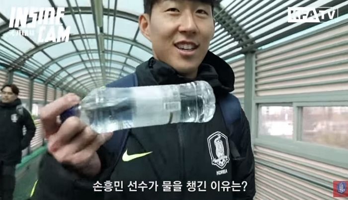 KTX 자판기서 물 못마셔 ‘흥무룩’ 돼 생수병 손에 ‘꼬옥’ 쥐고 탄 손흥민