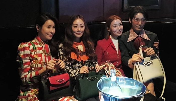 구찌 행사장에서 만나 꼭 붙어다니는 절친 ‘SKY 캐슬’ 엄마들