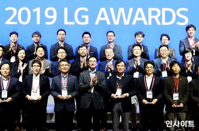 구광모 회장 “과감한 시도 적극 지원”…LG 올레드 롤러블 디스플레이 ‘혁신상’ 수상