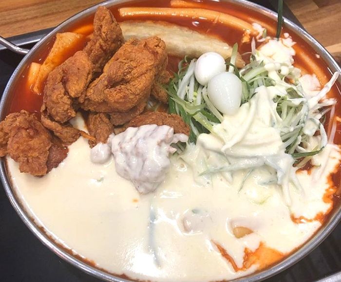 청년다방서 ‘치즈 콸콸’ 쏟아지는 치즈폭포떡볶이와 같이 먹어야 하는 메뉴 4