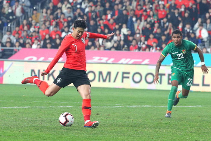 ‘환상 드리블’로 상대 수비 다 제치고 아쉽게 득점 기회 놓친 어제(22일)자 손흥민