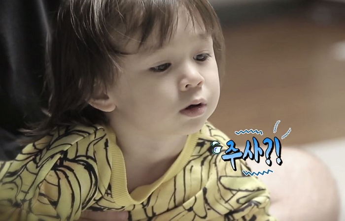 “아가야 이거 가져”···벤틀리 주사 맞게 하려고 ‘최애’ 인형 양보하는 형아 윌리엄