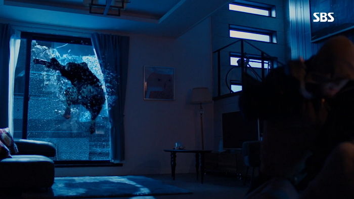 클럽 비리 파헤치다 ‘킬러’에게 살해당할 위기 처한 이하늬 구해준 ‘열혈사제’ 김남길