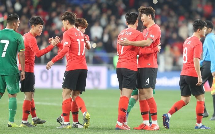“한 번만 해줘어” 부끄러워하는 친구한테 대롱대롱 매달려 기어코 핸드 셰이크 한 손흥민