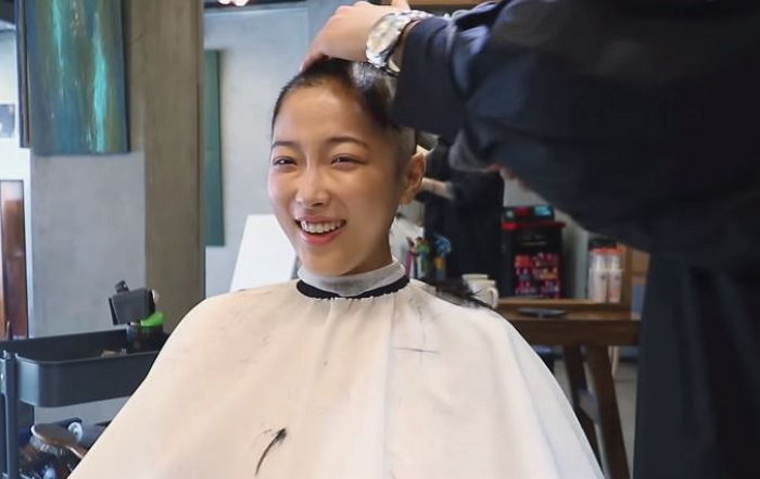 “너무 귀엽다”···항암치료로 머리 다 빠져 울먹이는 여친 달래주는 남친