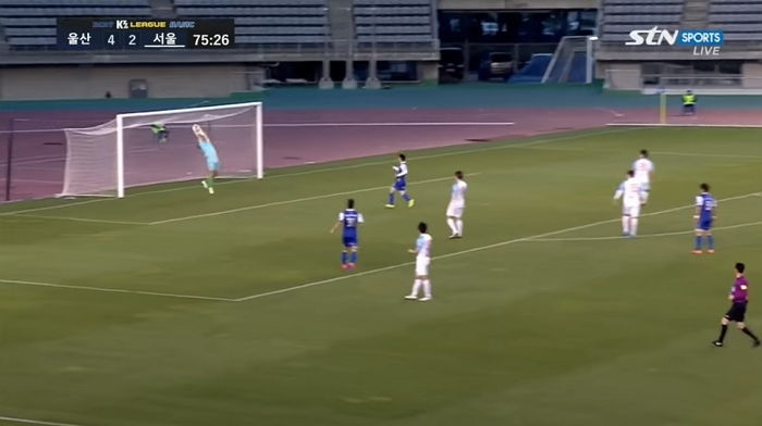 약 80m밖에서 골키퍼가 찬 슛(?)이 그대로 골문에 꽂혀버린 어제자 한국 축구 리그