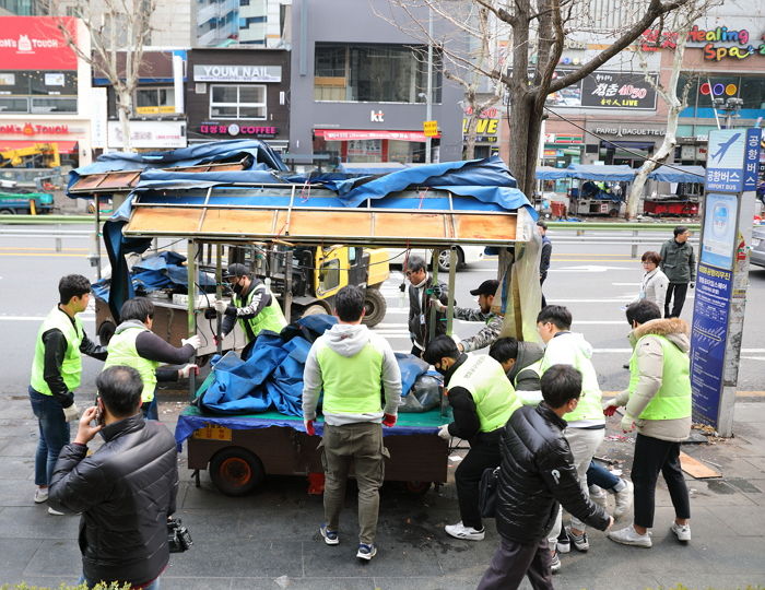 세금 한 푼도 안 내고 ‘불법 영업’하던 노점상 불시에 철거해버린 영등포구