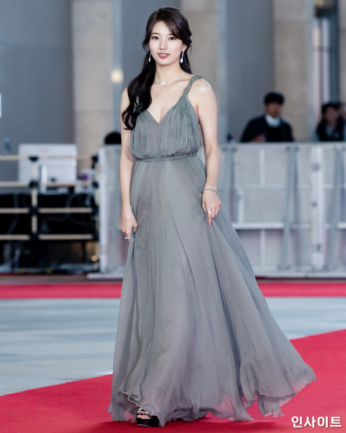 배우 수지가 28일 오후 인천 중구 파라다이스시티 아트스페이스 플라자에서 열린 '2018 아시아 아티스트 어워즈'에 참석해 레드카펫을 밟고 있다. / 사진=고대현 기자 daehyun@