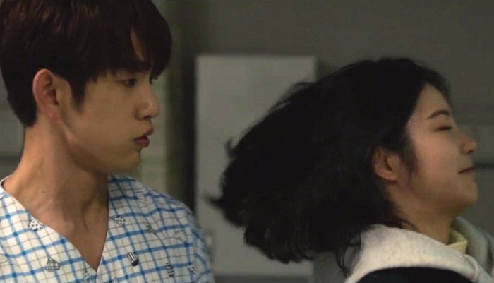 넘어지는 신예은 몸던져 구하려다 뜻밖의 ‘초밀착 스킨십’ 해버린 ‘사이코메트리’ 진영