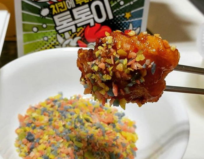 ‘핫치킨’에 사탕가루 잔뜩 뿌려져 입에 넣자마자 화산 폭발(?)한다는 ‘톡톡치킨’