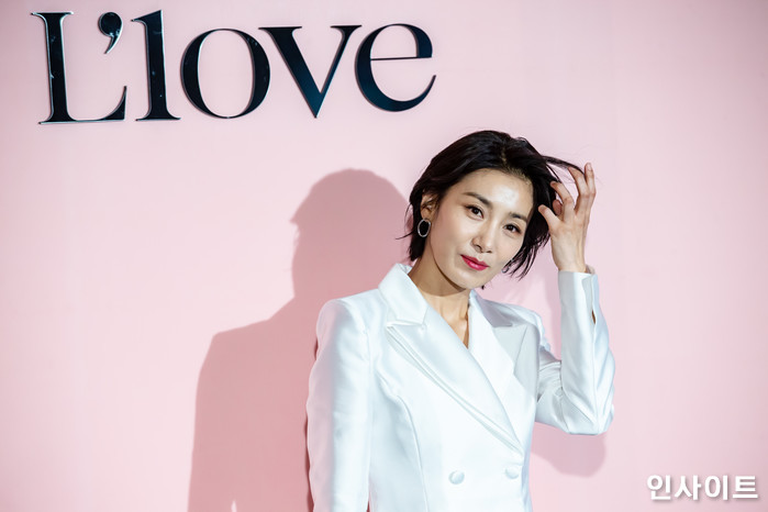 새하얀 슈트 원피스 입고 ‘걸크러쉬’ 폭발한 ‘쓰앵님’ 김서형