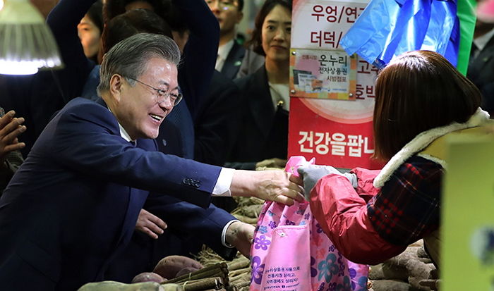 문 대통령에 ‘계란’ 던지려는 시민 극적으로 막아낸 대구 경찰