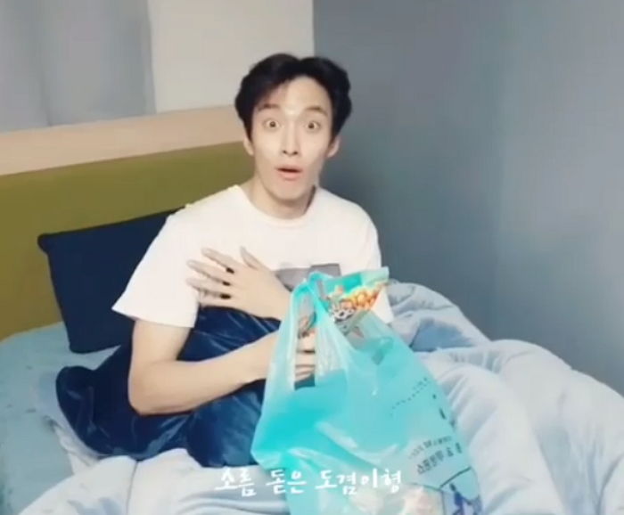 재출시된 과자 ‘치킨팝’에 너무 감동해 직접 영상 찍어 올린 아이돌