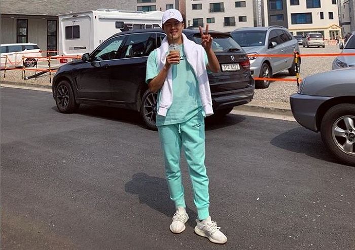 “설마 민초파에요..?” 민트 패션 선보여 팬들 충격에 빠트린 오늘(28일) 자 이승우