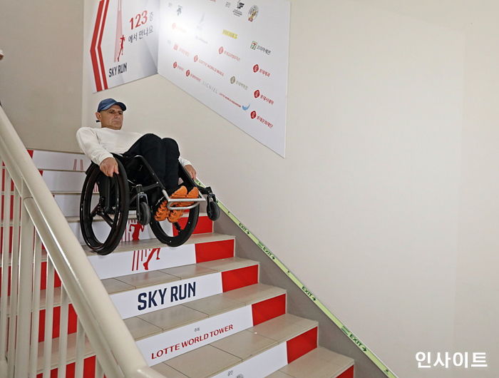 하키도쿠 선수, 롯데월드타워 123층부터 ‘휠체어 계단 내려가기’ 기네스 기록 세워