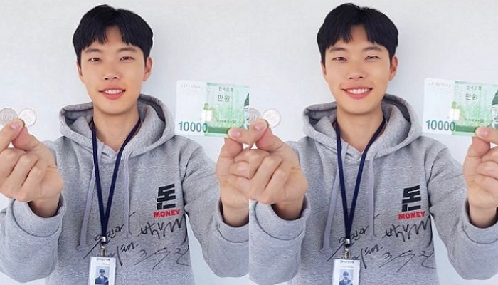 영화에선 앙숙인데 현실에선 ‘짱친’인 류준열X조우진의 ‘귀염뽀짝’ 하트 3종 세트