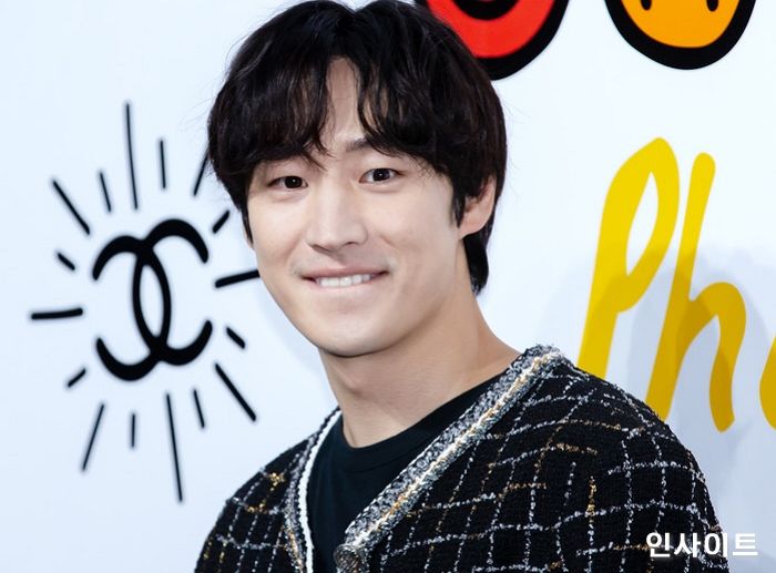 어머니 재킷(?) 입고 샤넬 행사장 등장해 팬들 ‘동공 지진’ 오게 만든 이제훈