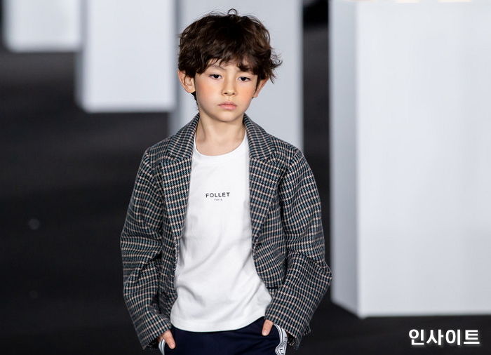 형아·누나 뺨치는 포스로 서울패션위크 런웨이 뒤집어 놓은 ‘세젤귀’ 키즈 모델들