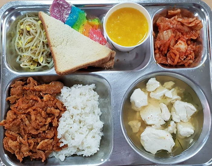 한 입 씹으면 치즈 폭포수처럼 줄줄 흘러내리는 ‘급식왕’ 세경고 ‘무지개토스트’