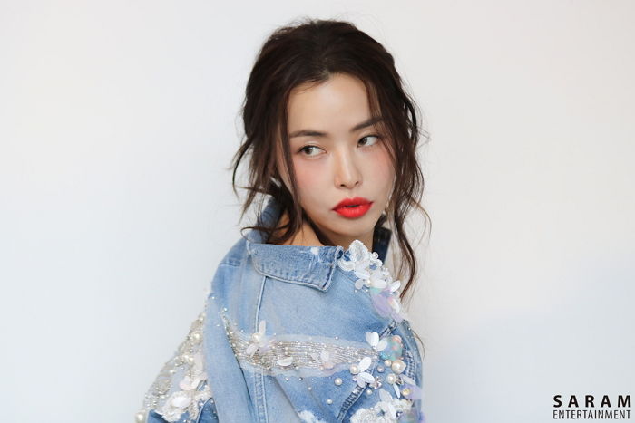 미친 미모로 화보 촬영장 뒤집어 놓은 ‘러블리 섹시의 정석’ 이하늬