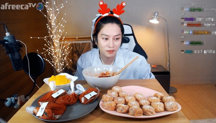 아프리카TV BJ슈기와 먹방하며 ‘꽃사슴 미모’ 대폭발시킨 ‘우주대스타’ 김희철