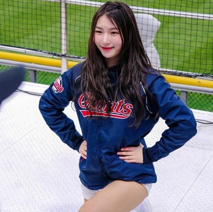 ‘18살’인데 벌써 미모 완성돼 웬만한 여배우보다 예쁘다는 롯데 치어리더 서이준