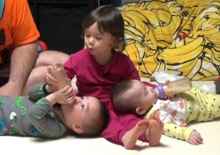 동생들 ‘무릎베개’ 해주고 우유까지 먹여주는 ‘엉아’ 윌리엄