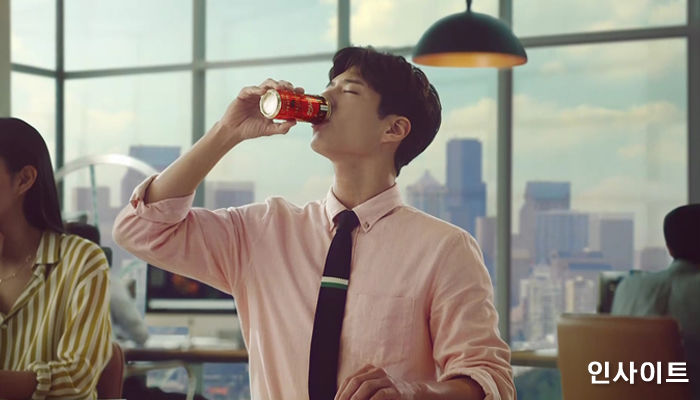 박보검이 회사원으로 변신한 ‘커피코카-콜라’ TV 광고 공개됐다