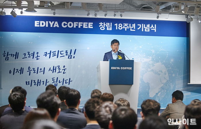 임직원·가맹점주 모아 창립 18주년 기념식 가진 이디야커피 문창기 회장