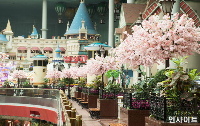 “롯데월드서 썸녀·썸남과 함께 이색 벚꽃 나들이 즐기세요”