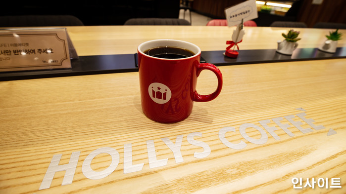 “나름 쏠쏠했는데”…리필 서비스 중단해 ‘카공족’ 실망시킨 할리스커피