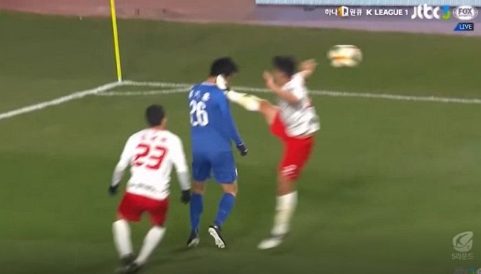 시청자들이 ‘중국 축구’인줄 알았다는 어제자 K리그 충격적 살인 태클