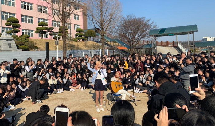 모교 찾아가 후배들 앞에서 깜짝 ‘라이브 콘서트’ 연 볼빨간사춘기