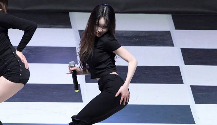 ‘미친 춤선’으로 단국대 축제 휩쓸고 온 어제자 청하 ‘뱅뱅’ 무대