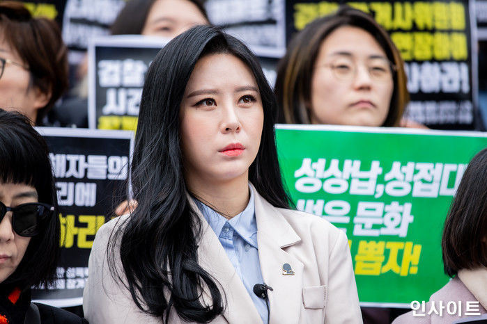 “한국 떠나려 한다”  故 장자연 사건 마지막 증인 윤지오가 전한 소식