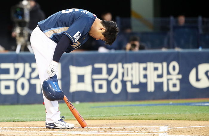 NC 이적 후 첫 두산전서 팬들에 ‘배꼽 인사’한 뒤 ‘2루타+득점’ 한 양의지