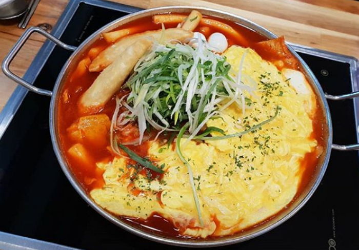 ‘치즈+계란’ 왕창 올라가 순삭하게 된다는 청년다방 비밀 메뉴 ‘치믈렛 떡볶이’
