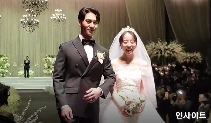 “세상에서 가장 아름다워♥”···결혼식서 신부와 뜨거운 키스 나눈 ‘새신랑’ 밴쯔