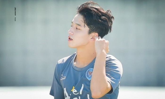 풀타임 경기 뛰고 ‘땀 범벅’ 돼 찍힌 사진에서도 ‘아이돌 미모’ 자랑하는 축구 선수