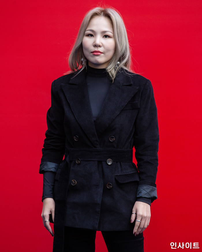 가수 알리가 16일 오후 서울 중구 동대문디자인플라자(DDP)에서 열린 '2019 S/S 헤라서울패션위크-더 센토르' 컬렉션에 참석하고 있다. / 사진=고대현 기자 daehyun@