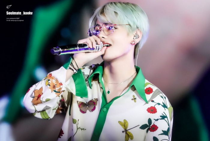 어제자 방콕 콘서트에서 ‘민트머리+꽃무늬 셔츠’로 역대급 미모 경신한 방탄 뷔