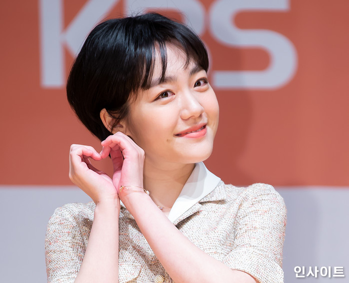 오늘자(8일) 키 157cm에 숏컷으로 남심 사로잡은 ‘러블리 끝판왕’ 소주연